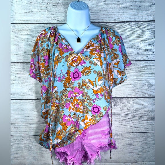 Boutique Brand Flutter Sleeve Split Neck Flowy Floral Blouse 💗 - Picture 6 of 9